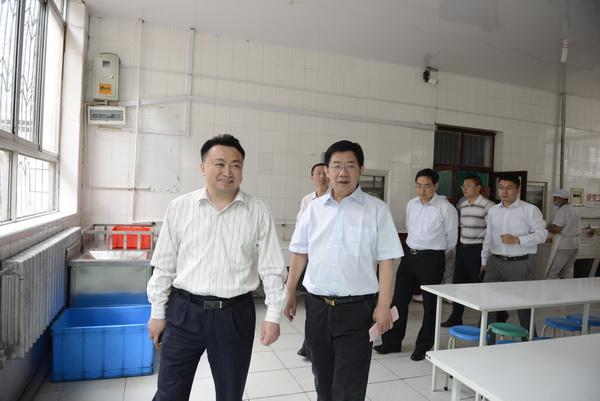张澎涛一行视察学校食堂工作_山东烟台三中_校长网