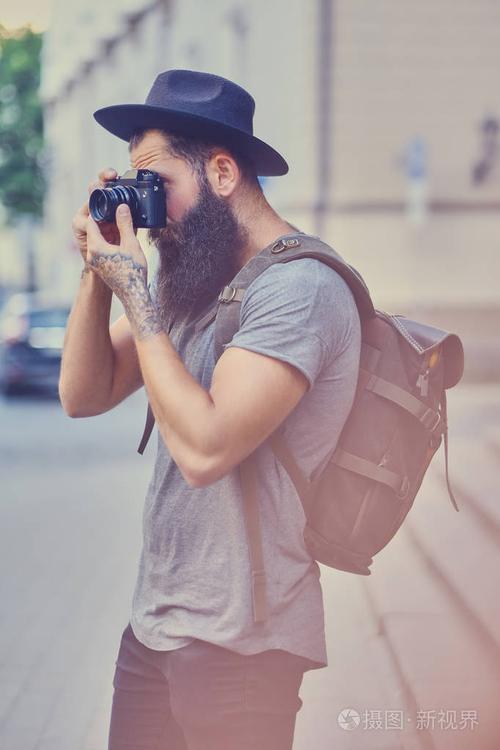留着胡子的街拍摄影师拍照