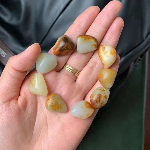 (一枚美丽的石头,和田玉籽料原石手串)