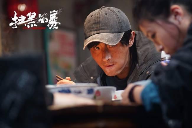 《扫黑风暴》热播,全网话题热议不断,其中饰演情报人员邢非一角的