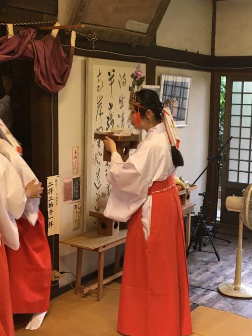 大致过程是换衣服,戴头饰(前天冠,丈长,のし纸),穿千早,お祓い,听祷词