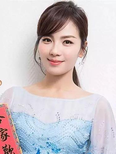 适合脸型:圆脸,鹅蛋脸,瓜子脸眉型趋势一:新月眉