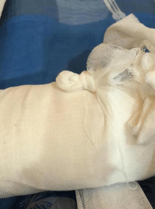 一手缠着绷带一手攥着粉笔