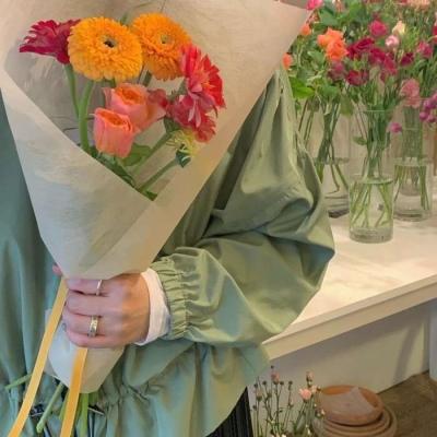 拿花头像女,高清不露脸手拿花的女生头像图片