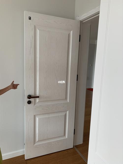 装上门咯,卧室开放漆木门77磁吸门锁,黑胡桃的手感超级好!