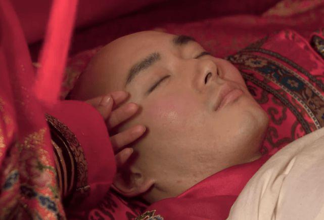 甄嬛传果郡王睡在浣碧房间谁注意新婚所盖的被子妾终归是妾