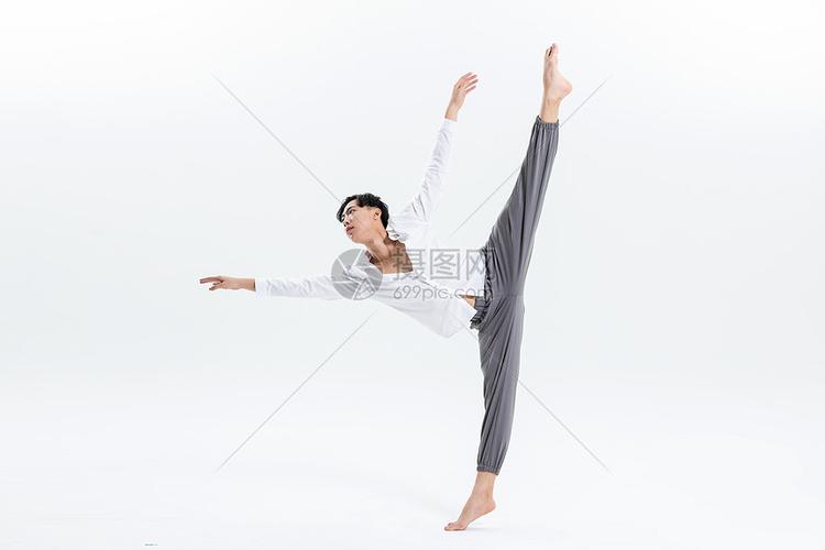 男性舞者劈腿舞蹈动作
