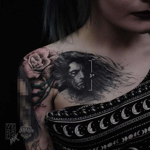 写实前胸人像纹身图案