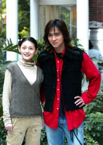 2004年和 f4中正当红的周渝民合作了一部偶像剧《战神》,当初没能在