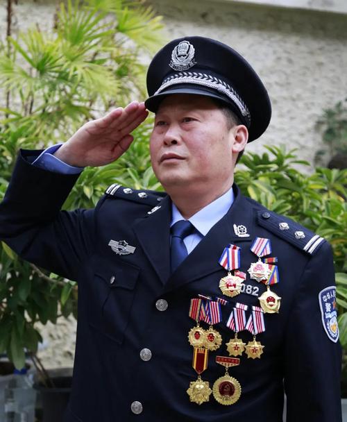 李满邦,云南省大理州大理市公安局紫云派出所教导员,二级警督.