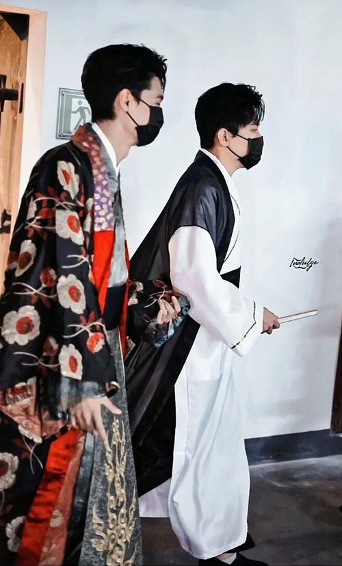 秦霄贤何九华贤华