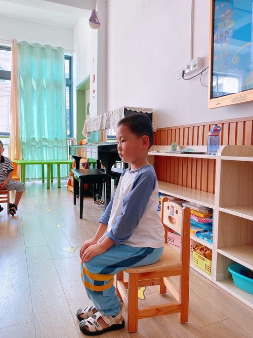 标准的礼仪坐姿