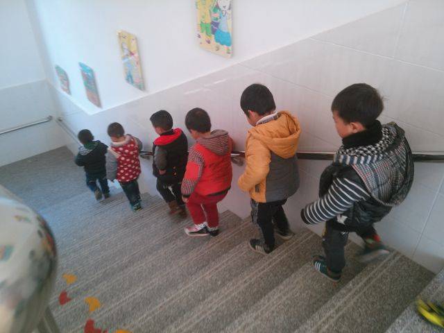 上下楼梯安全教育