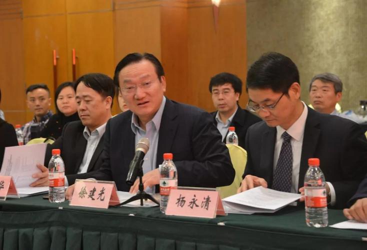 02上海中医药大学副校长杨永清教授介绍参会领导,专家和代表.