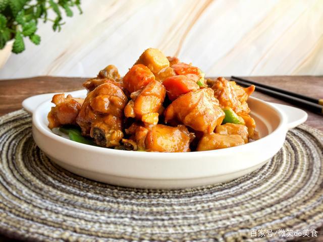 家常做法的芋头烧鸡块,芋头香糯美味,鸡肉鲜嫩入味,太