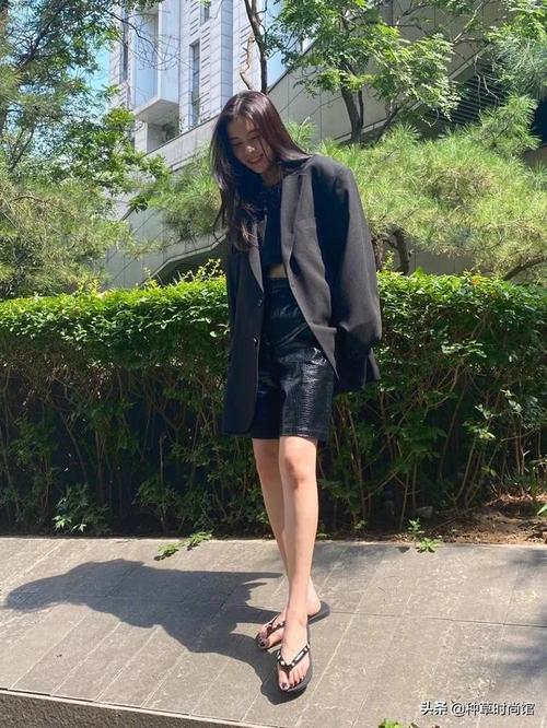 人字拖搭配小黑裙也意外的好看,真的一点也没拖后腿,优雅依旧!