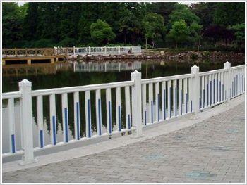 池塘外围保证安全的pvc隔离护栏