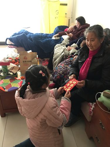 过年了,当然要给长辈拜年啦!