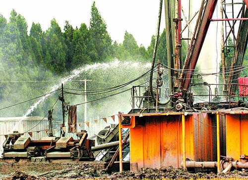 云南陆良发生天然气井喷今天一次性压井成功