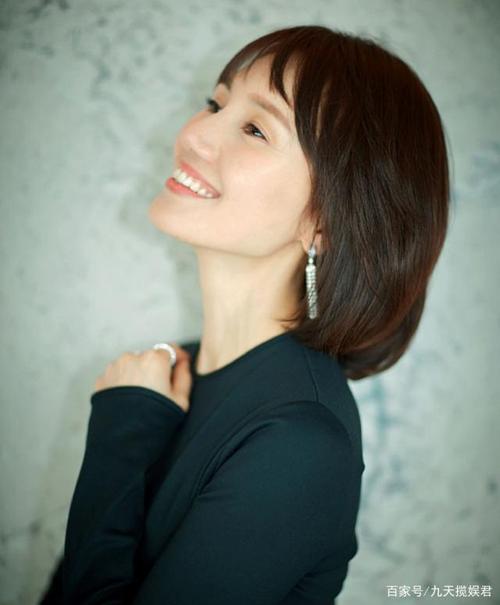 41岁的袁泉和老公现身机场,9岁女儿双腿修长,情侣装很