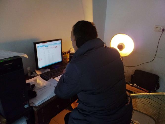 中心校副主任高占广夜以继日汇总核对各校台账,连日熬夜加班