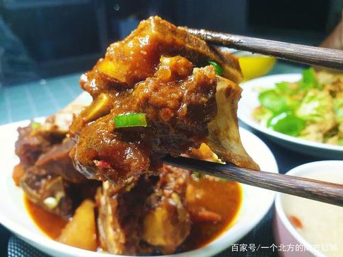 吃过酱香的牛脖骨,加土豆和胡萝卜换个红烧口味汤汁浓郁超级下饭