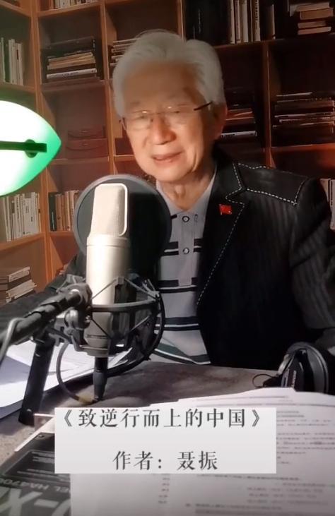 81岁央视主持人陈铎晒近况头发花白精神佳工作设备亲自搭建