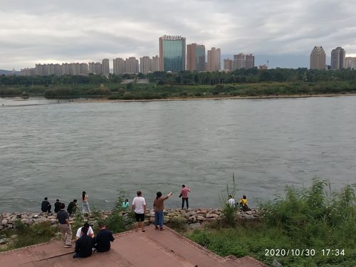 景洪大金塔寺及龙舟广场(云南行之一)