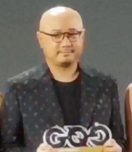 徐峥好久不见又胖了,现身活动发布会格外亮眼,变成了"卤蛋头"