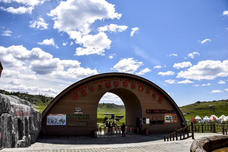 写美篇   草原石人哈萨克民族文化园位于北屯至喀纳斯自然生态旅游区