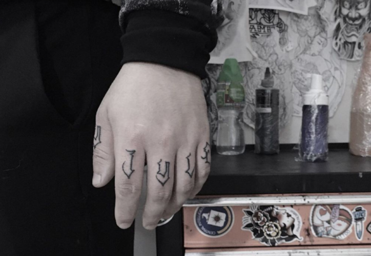 最新个性手指纹身图案大全 好看的手指纹身图片(17)