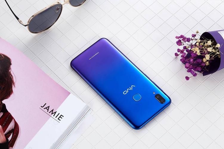 vivo z3极光蓝图赏:个性渐变时尚 骁龙710,颜值最高小钢炮