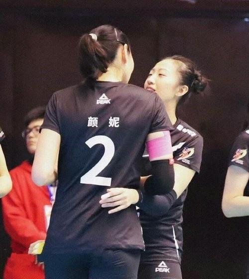 知名博主晒颜妮丁霞感人有趣的动图热心球迷配台词又发糖了