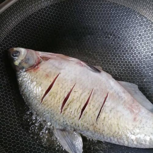 第2步,锅中热油下鱼煎,不要急着翻面,煎一两分钟后晃动锅就可以.