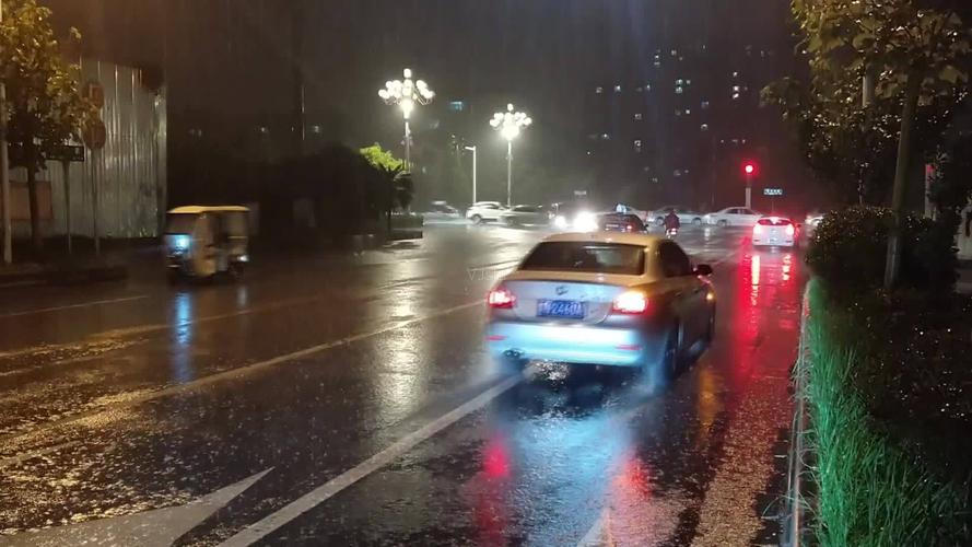 下暴雨夜间行车台风内涝严重