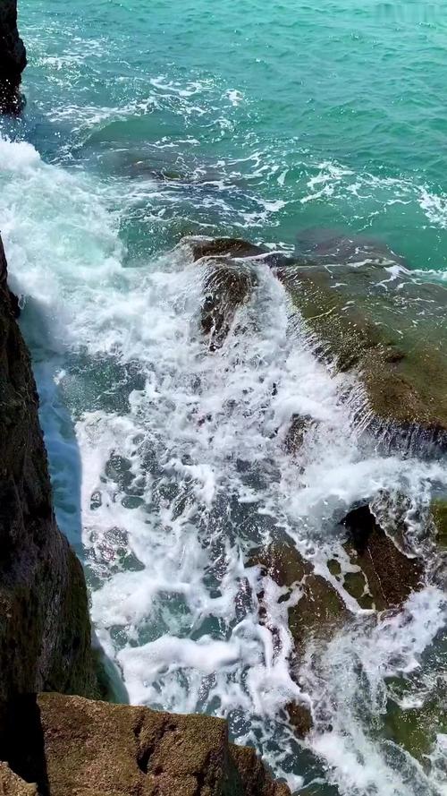 夏日旅行,为了拍这惊涛拍岸,浪花飞溅的美丽镜头,我蹲在礁石上