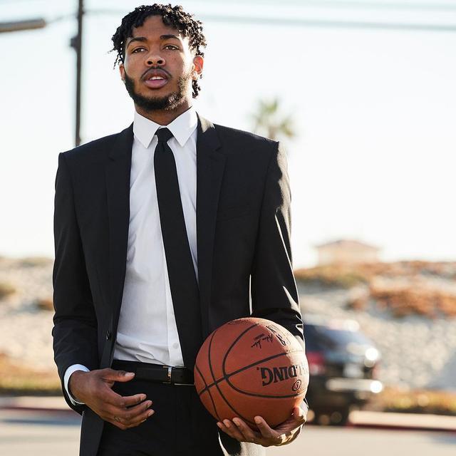 英格拉姆晒自己身穿西服的照片!