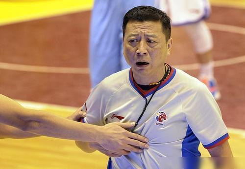 cba裁判闫军再成焦点!他到底有什么背景?他与辽篮有哪些恩怨?