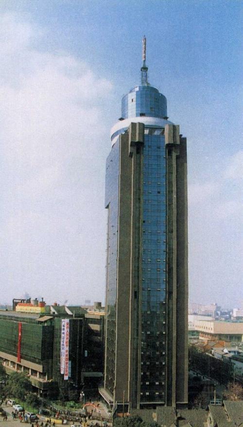 回顾蜀都大厦历史,在成都文化观察学者欧老师看来,"岂止是辉煌