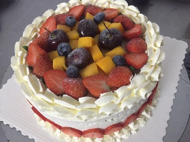 水果装饰奶油蛋糕