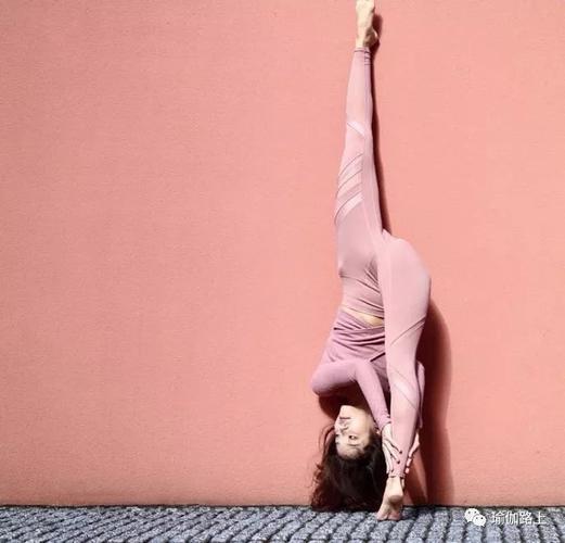 说到瑜伽劈腿,我只服这个女生