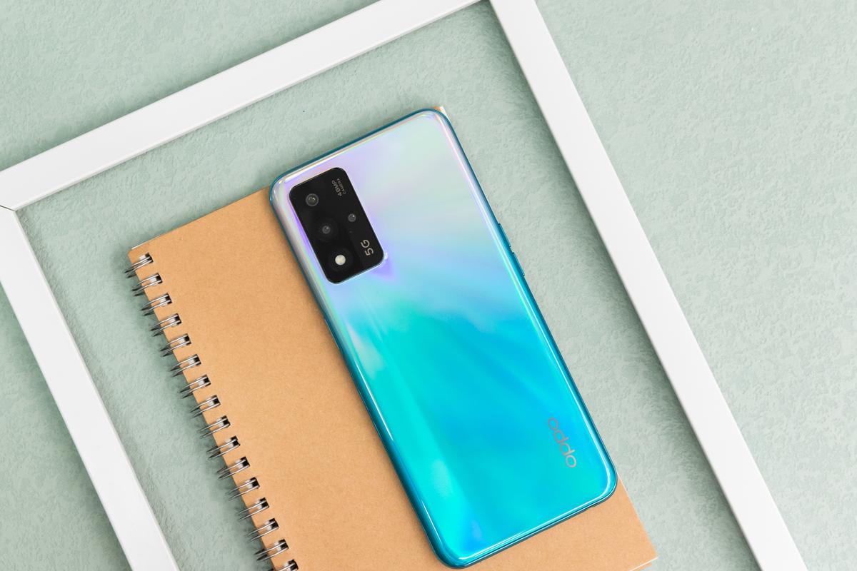 oppo a93soppo a93s拥有白桃汽水,夏夜星河,初夏光海三种配色可选