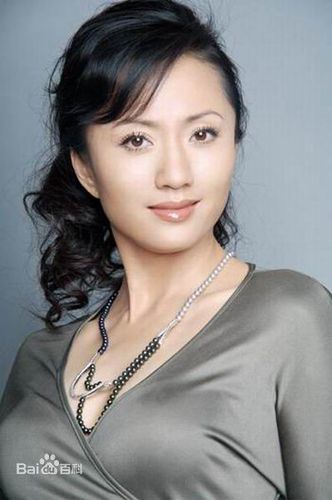 2001年调入上海话剧艺术中心并签约中国国际电视总公司上海分公司