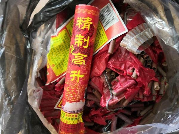 高升和鞭炮放家不安全这位居民竟把它暗藏在配电箱