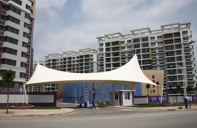 返回首页 公司新闻 >> 天兴·碧海方舟项目外环境工程完工  小区大门