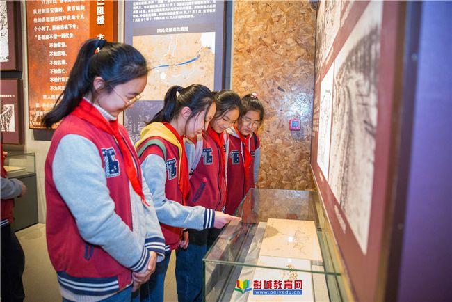 "一本王杰日记6次提到董存瑞,8处提到黄继光,33处提到雷锋,这些