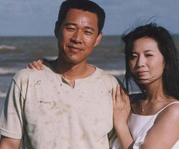 之后在一次偶然的机会通过朋友介绍张丰毅认识了现任的妻子霍凡.