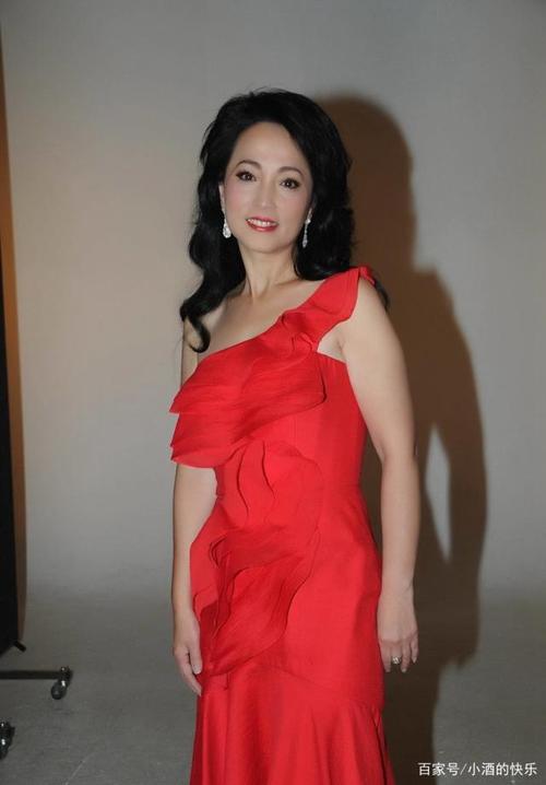 图一是女神苑琼丹个人照片,这么穿很迷人!