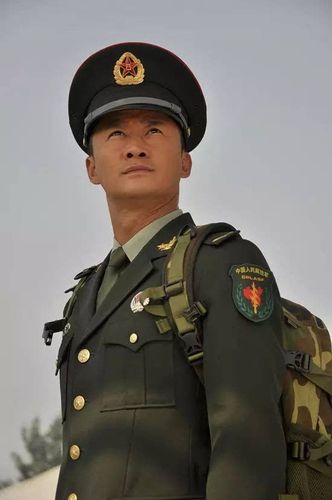 军装造型大阅览:90位国内演员严阵以待等你检阅!