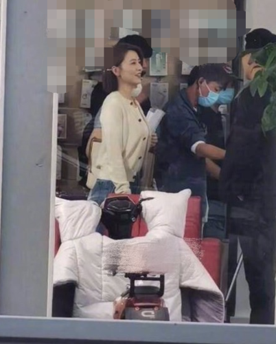 高圆圆新剧路透照曝光,圆圆言谈举止十分淑女,她与王耀庆同框对戏